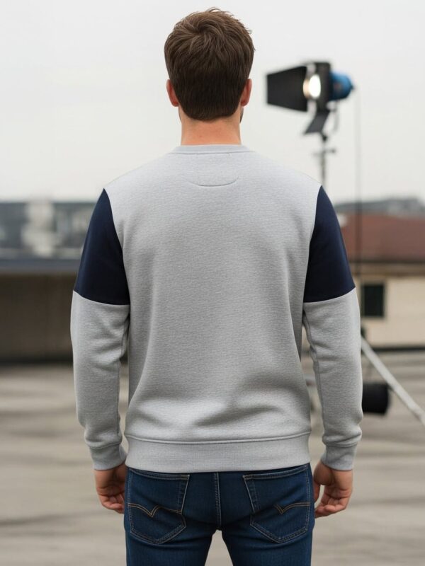 Man staat op dak met professionele lichtopstelling voor fotoshoot of filmen.
