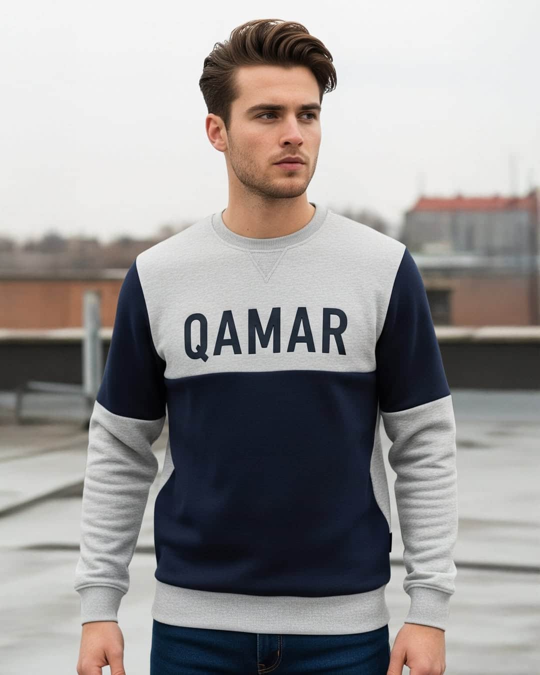 Stijlvolle herensweater met QAMAR-logo, perfect om casual te dragen.